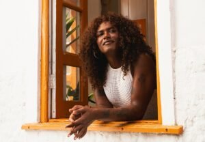 Liniker encerra primeira temporada do projeto Nosso Canto, com a interpretação de clássico da música brasileira